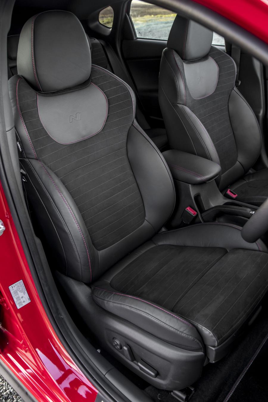 Интерьер Hyundai i30 Fastback N (PD) 2019 года  (UK) (фото 21 из 40)